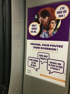 Affiche de TBM dans les tramway visant la réaction des témoins de harcèlement