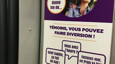Affiche de TBM dans les tramway visant la réaction des témoins de harcèlement