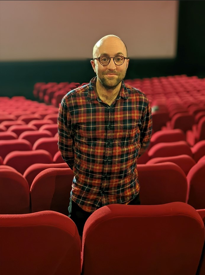 Portrait homme dans un théâtre