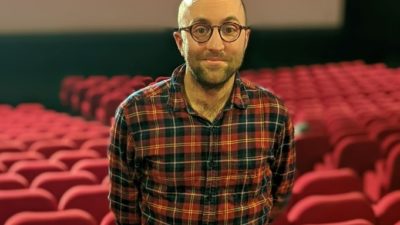 Homme debout dans un théâtre