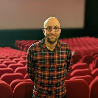 Homme debout dans un théâtre