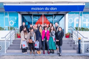 Photo de groupe devant la maison du don