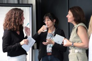 3 dames échangent avec un café