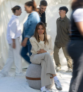 Laure est au centre assise et des gens marchent autour d'elle