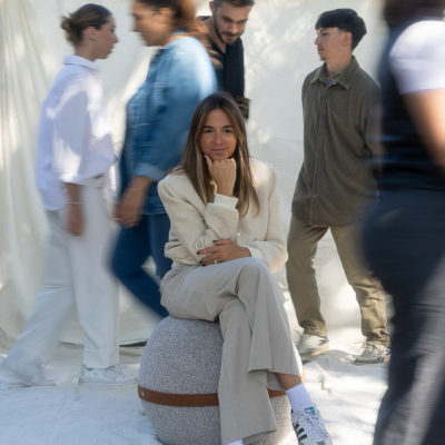 Laure est au centre assise et des gens marchent autour d'elle